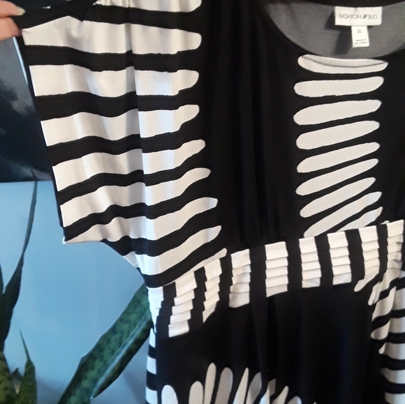 High Contrast Dress - Picture 3 of 3